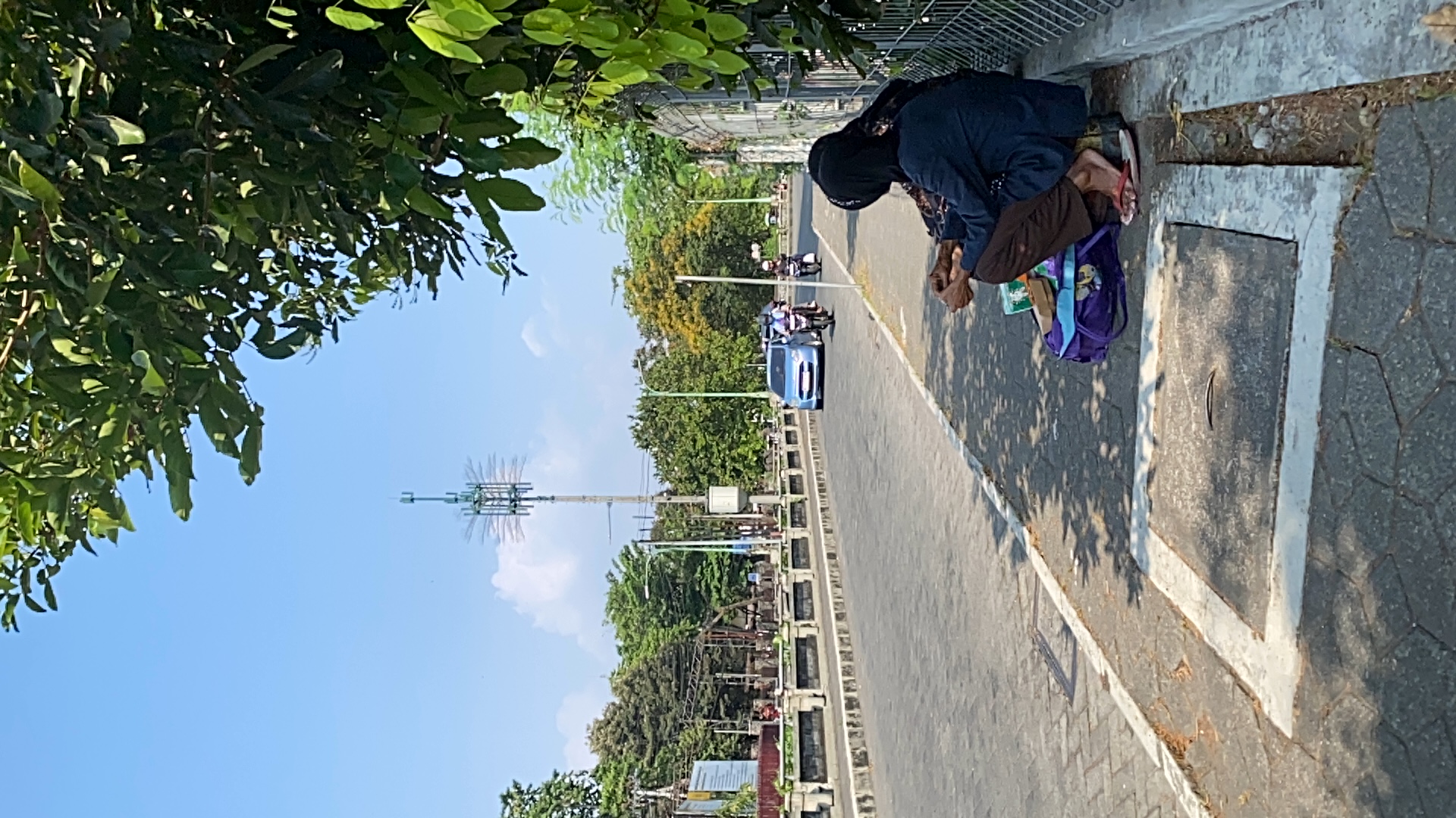 Ruang Publik UGM Menjadi Sumber Penghasilan Ibu Sumilah di Usia Senja