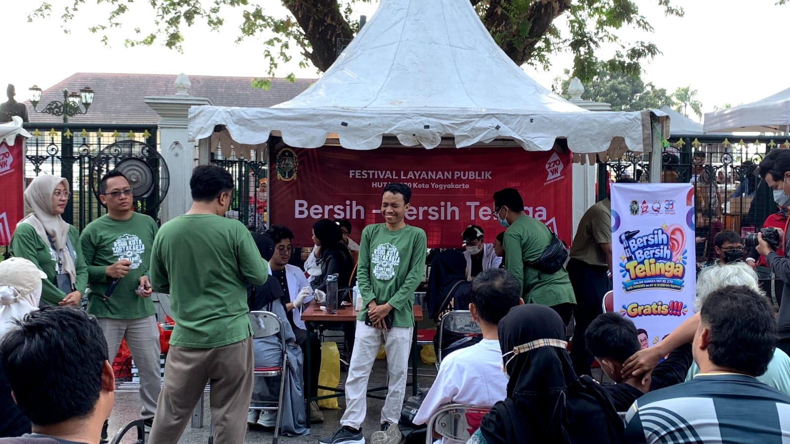 Warga Padati Layanan Bersih-Bersih Telinga Gratis di Titik Nol Kilometer Yogyakarta