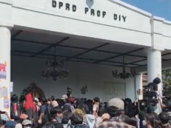 Demo Dua Tahun Prabowo-Gibran di Yogyakarta: Ratusan Orang Bertahan hingga Petang